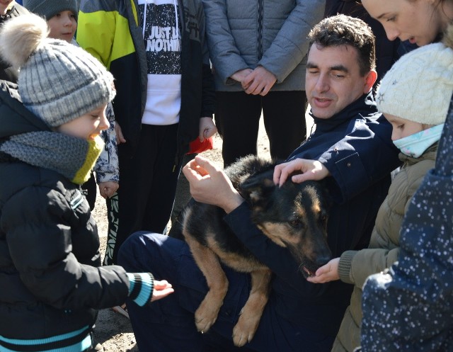 Uchodźcy, którzy przebywają w Kluczborku, gościli w komendzie policji.