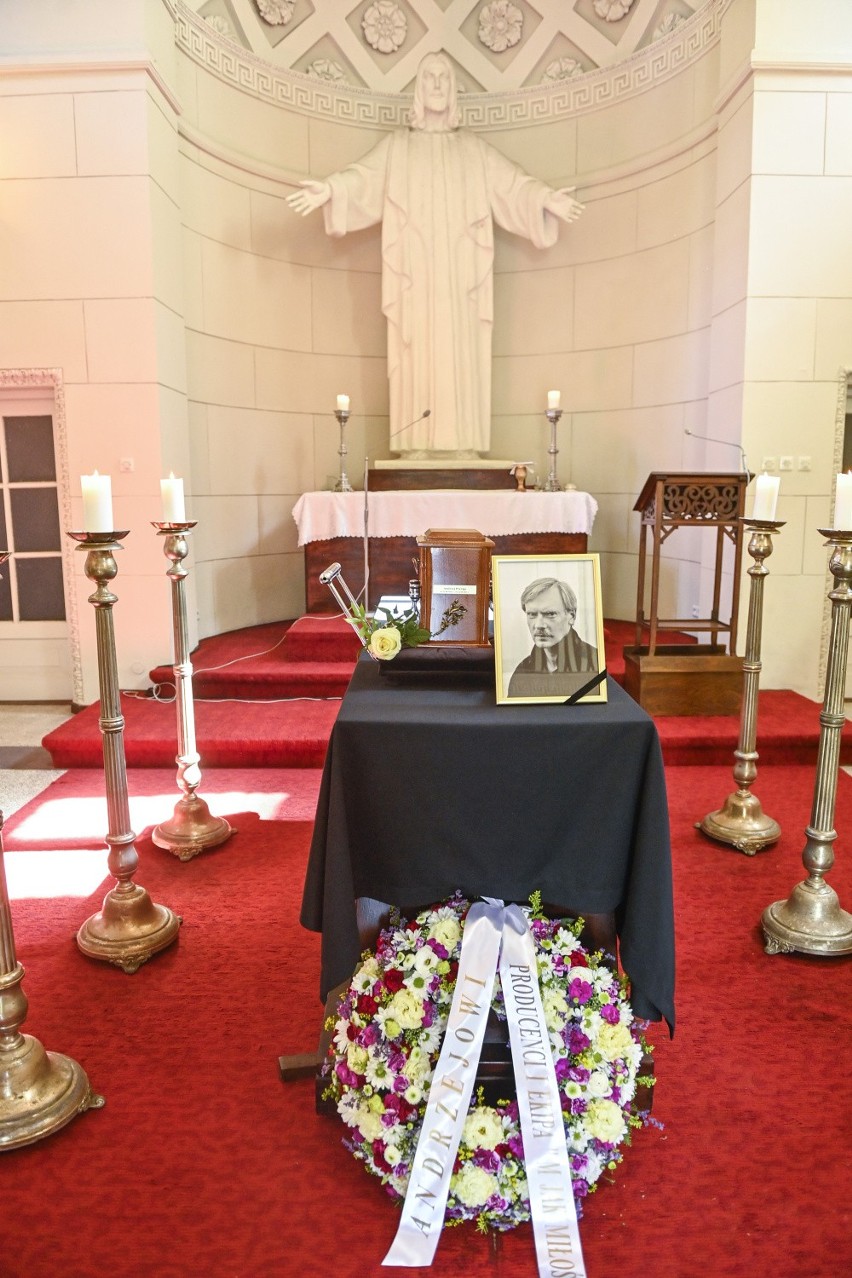Tak wyglądał pogrzeb Andrzeja Precigsa - Zdjęcia. Znane osobistości pożegnały aktora z serialu "M jak Miłość". Studiował w Łodzi