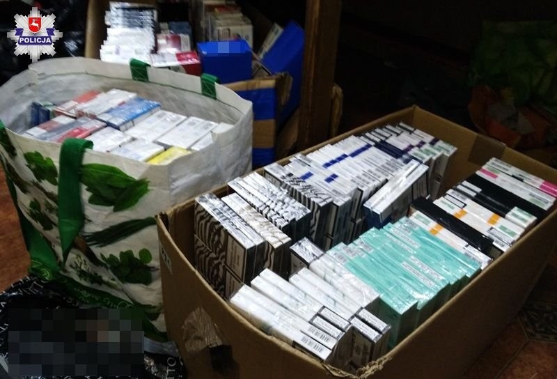 Kontrabanda na straganie przy hali "Nova". Policja zabezpieczyła 2 tys. paczek papierosów (ZDJĘCIA)