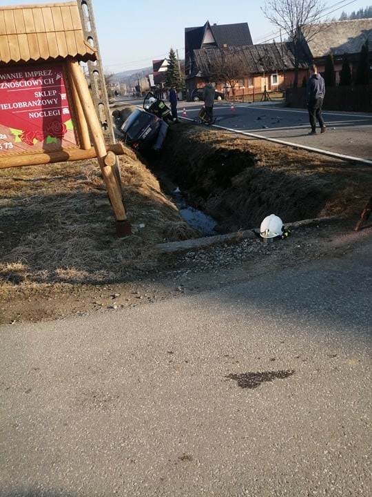 Lipnica Wielka. Groźny wypadek na Orawie. Ciągnik dosłownie pękł na pół [ZDJĘCIA]