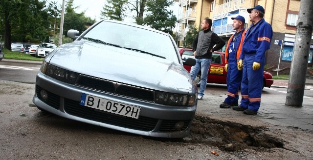 Mitsubishi wpadło w dziurę na ulicy Wylotnej w Białymstoku