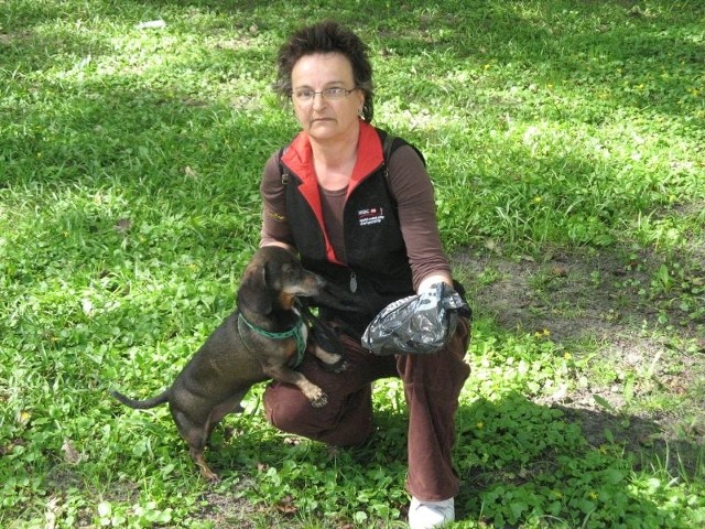 Anna Nowak i jej pies Benjamin bardzo często spacerują po parku. Pani Anna zawsze jest przygotowana i ma przy sobie woreczki na jego odchody.