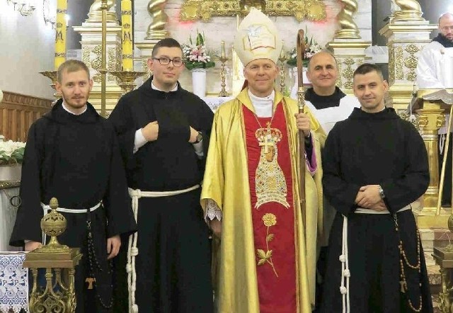 Bracia Adrian Paprocki, Adam Sztukiewicz i Łukasz Preihs z księdzem biskupem Piotrem Turzyńskim