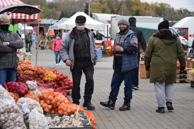 Niższe niż w marketach ceny i duży wybór owoców i warzyw przyciągnęły w sobotę na targowisko miejskie w Sandomierzu sporo klientów. Duże wzięcie, jak zwykle o tej  porze roku, miała kapusta - kiszona i surowa, z dodatkiem marchwi lub bez. Szatkownice, które przywieźli sprzedawcy, pracowały niemal non stop. Na stoiskach królowały też grzyby.   ZOBACZ WIĘCEJ NA KOLEJNYCH SLAJDACH>>>