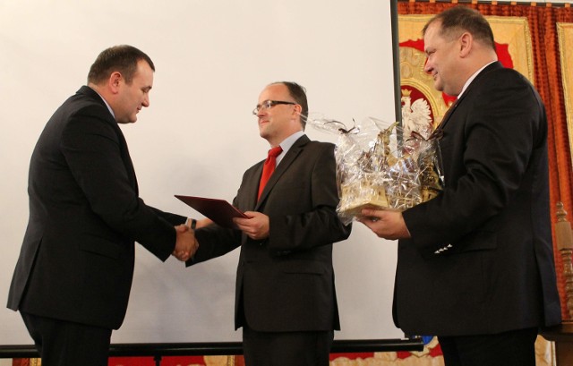 Dokumenty potwierdzające honorowe obywatelstwo wręczyli Stanisławowi Gawłowskiemu (z lewej) przewodniczący Rady Miejskiej Mariusz Grochowski i burmistrz Wojciech Huczyński.
