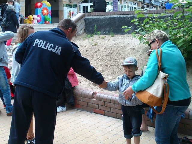 Policja na plaży w Mielnie.