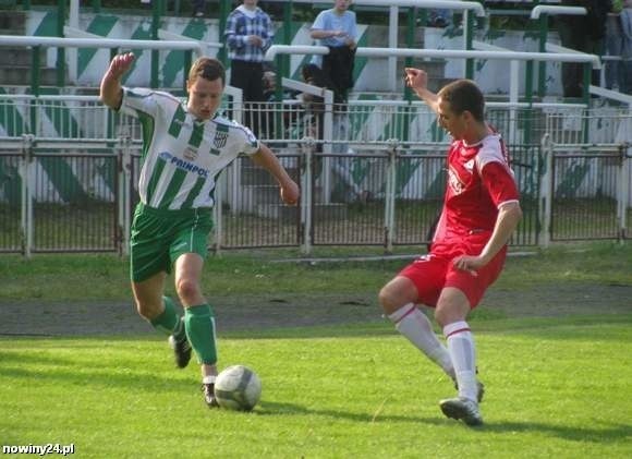 Wisłoka (biało-zielone stroje) wygrała z Limblachem Zaczernie 2-0.