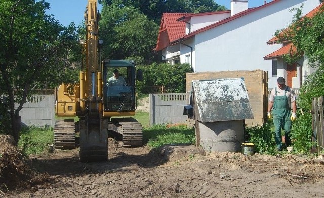 Roboty przy budowie kanalizacji sanitarnej oraz wykonywanie przyłączy w Skarżysku i ościennych wsiach potrwają do 2014 roku.