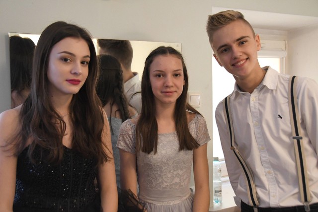 Nikola Heromińska z Kielc ( Z lewej) wygrała kategorię wiekową 17-20 lat, w konkursie śpiewali też Emilia Haba z Lechówka i Bartosz Chudzicki z Kielc.