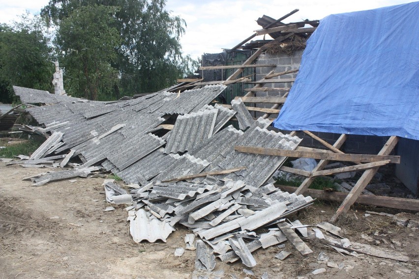 Wichura w Bodziejowicach: Zerwany dach domu poleciał za...