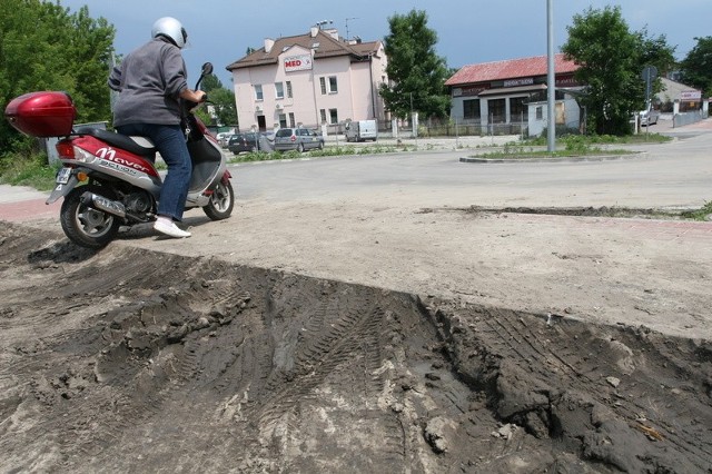 Przez chodnik i teren zielony, aby dostać się do ulicy Chęcińskiej, przeprawia się codziennie mnóstwo różnych pojazdów.