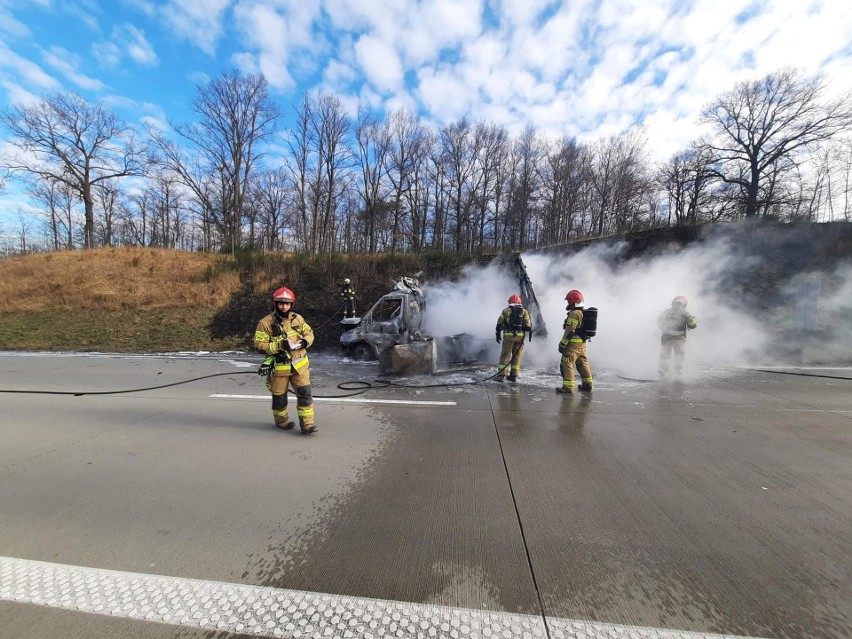 Pożar busa na autostradzie A4 pod Lubiatowem. Droga w stronę Zgorzelca zablokowana