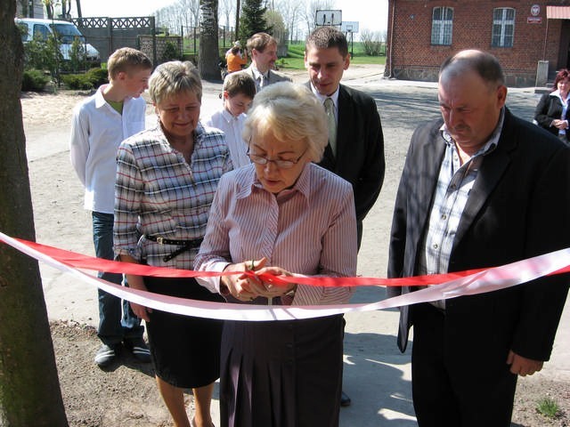 Jedną z osób przecinających wstęgę nowej biblioteki była przewodnicząca rady miejskiej Elżbieta Sarnowska