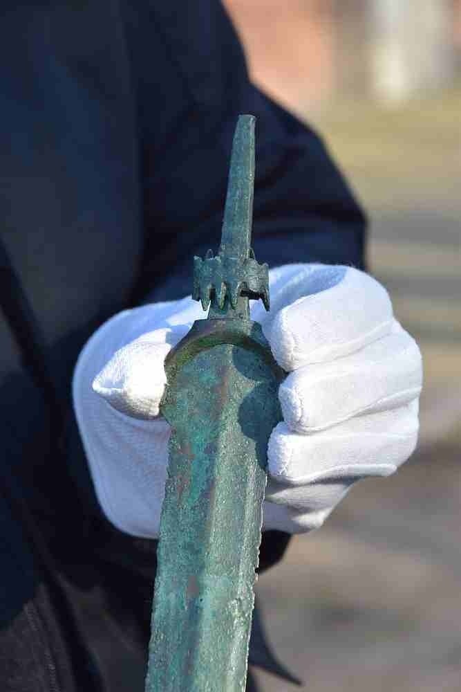 W Górzycy archeolodzy odkryli najstarszy miecz w Polsce. Ma...