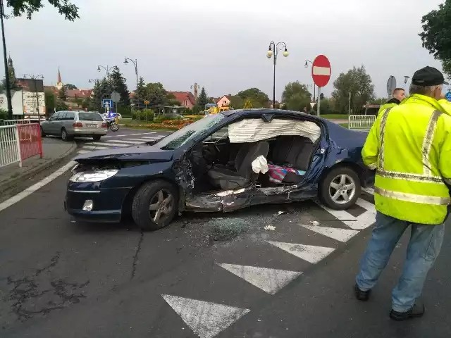 66-letni kierowca peugeota trafił do szpitala.