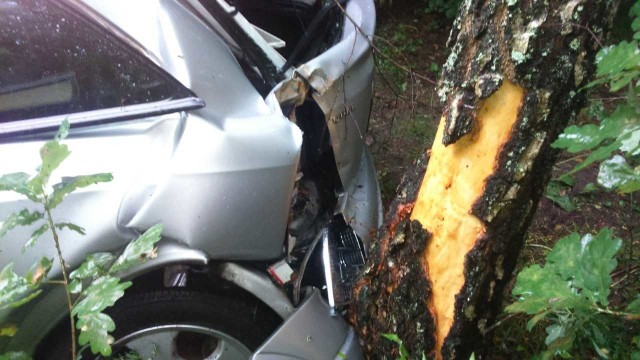 Do wypadku doszło na drodze za Parsęckiem w kierunku Radomyśla. Samochód osobowy opel astra na łuku drogi uderzył w drzewo. Na szczęście nikomu nic poważnego się nie stało. Trwa wyjaśnianie okoliczności tego zdarzenia. Zobacz także: Koszalin: Wypadek w Mostowie