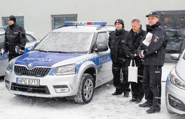 Policjanci cieszą się z nowych aut, którymi jeżdżą na patrole