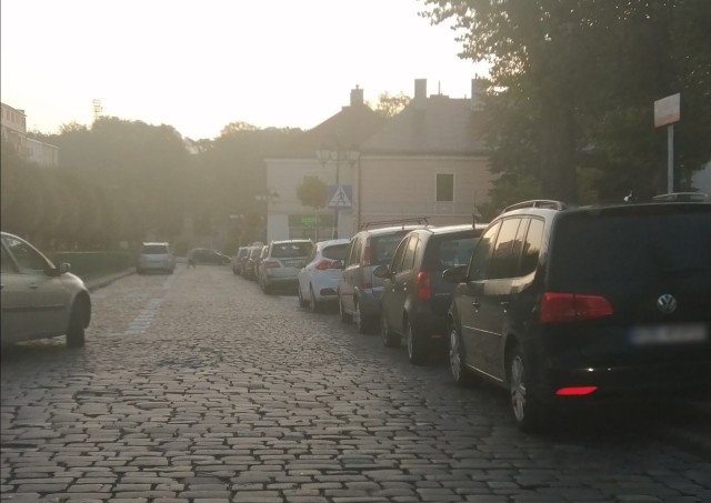 Zamiast parkować na miejscach postojowych, kierowcy od wczesnego rana zastawiają chodnik po prawej stronie ulicy.