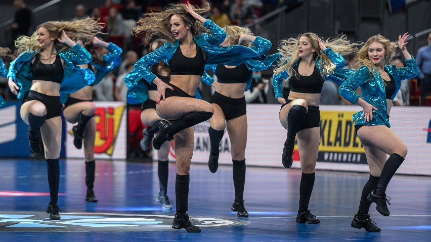 Cheerleaders Gdynia podczas występu w trakcie meczów...