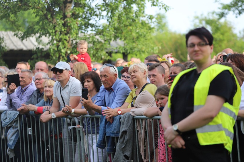 Przeboje disco polo podczas jarmarku w Tokarni. Piękni i Młodzi rozgrzali publiczność - zobacz zdjęcia