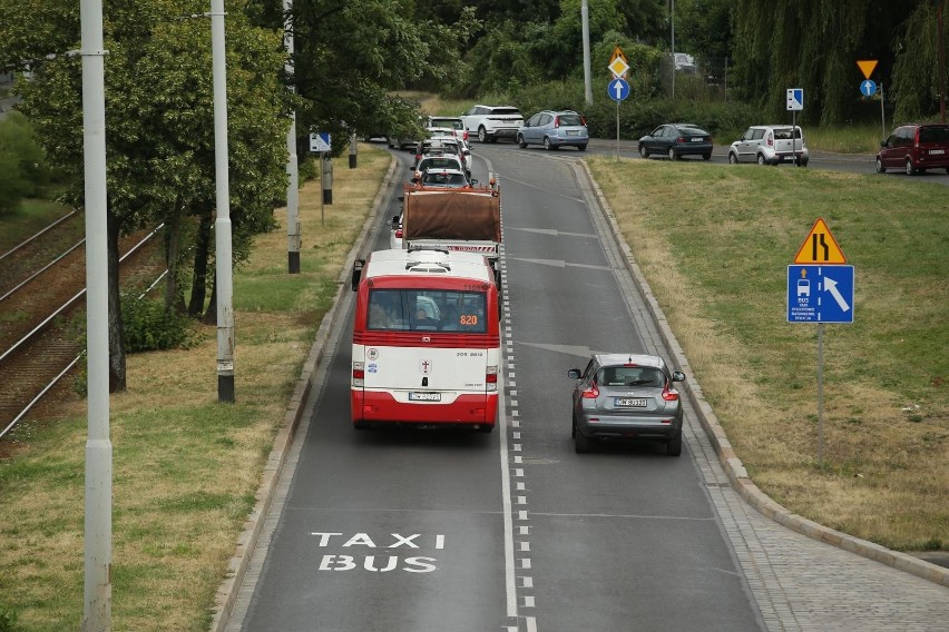 Buspas na Krakowskiej otwarty. Autobusy i tak stoją w korku 