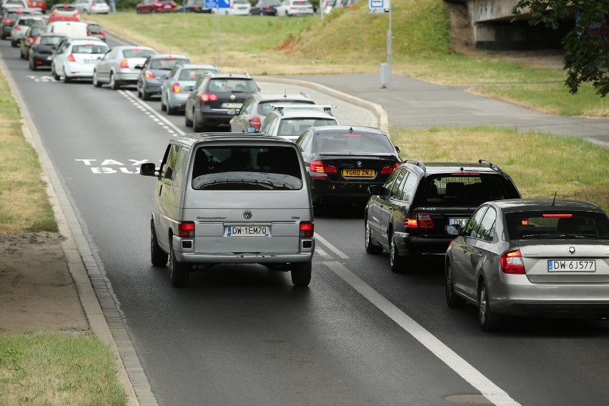 Buspas na Krakowskiej otwarty. Autobusy i tak stoją w korku 