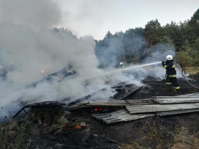 Pożar pod Skokami: Strażacy przybyli na miejsce, ale budynek spłonął doszczętnie