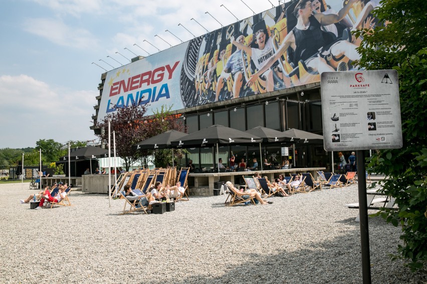 Hotel Forum, nietypowa architektura i murale [FOTOREPORTAŻ]