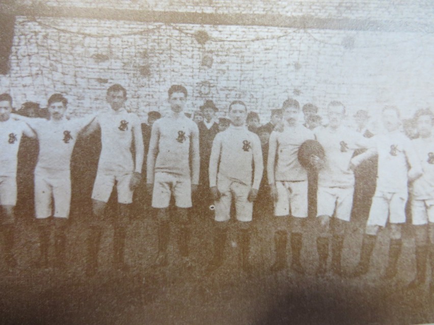 Piłkarze ŁKS-u w 1908 roku, a więc w roku powstania klubu