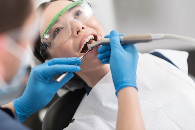 Znieczulenie miejscowe za pomocą urządzenia sterowanego przez komputer pozwala na uniknięcie wszelkiego bólu podczas zabiegu u dentysty.