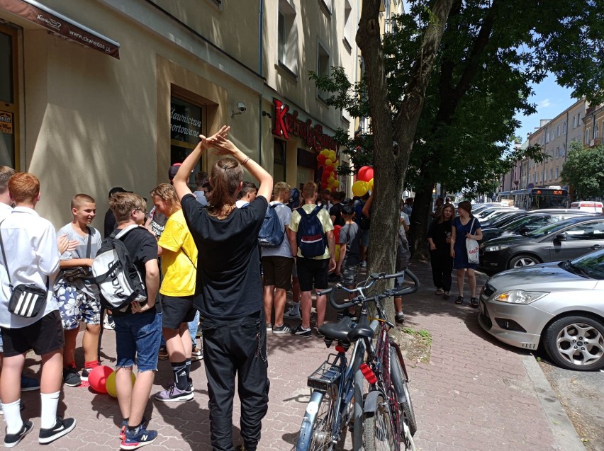 Ogromna kolejka przed Saray Kebab w Kielcach. Tłumy ustawiły się po darmowe jedzenie. Zobacz zdjęcia i film 