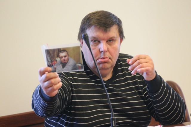 Zapadł wyrok w procesie o pobicie Krzysztofa Kononowicza. Sprawcy pójdą do więzienia.