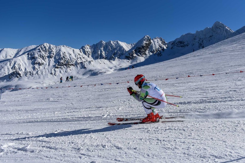 Tatry. Amatorzy alpejczycy ścigali się na trasie zjazdowej na Kasprowym Wierchu. Walczyli o Puchar Zakopanego
