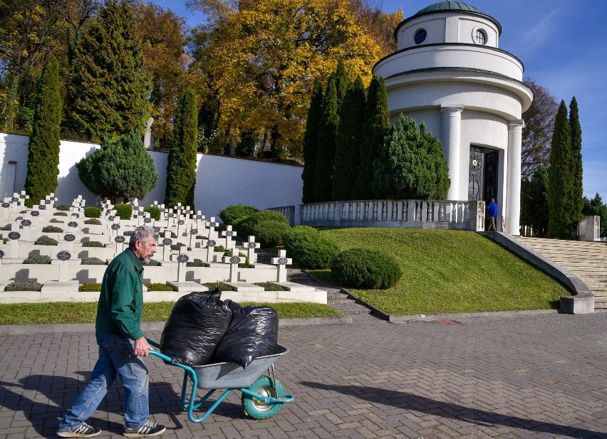 Trwa sprzątanie kwater polskich wojskowych na Cmentarzu Orląt Lwowskich we Lwowie [ZDJĘCIA]