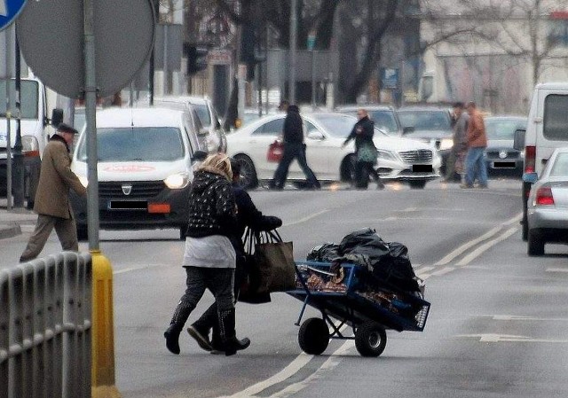 I co z tego, że nie wolno? Takie przechodzenie przez ruchliwą jezdnię delikatnie można nazwać brakiem ostrożności