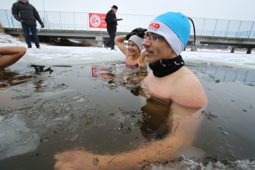 W Morawicy ruszył niebezpieczny eksperyment. Spędzą 12 godzin w lodowatej wodzie! (ZDJĘCIA)