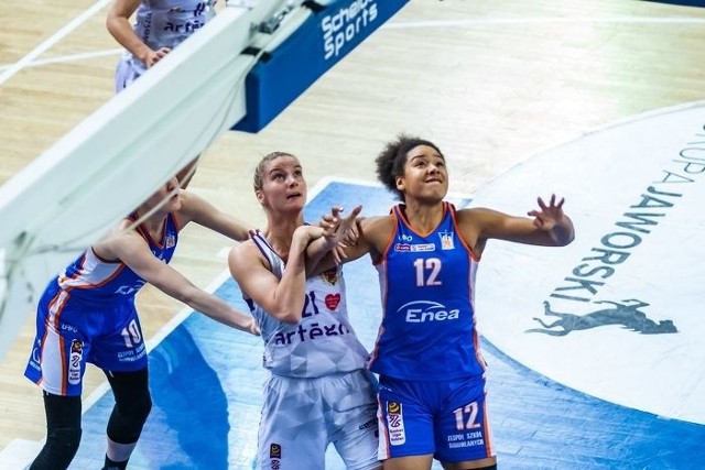 Liliana Banaszak (nr 12) była jednym z odkryć Basket Ligi Kobiet w minionym sezonie