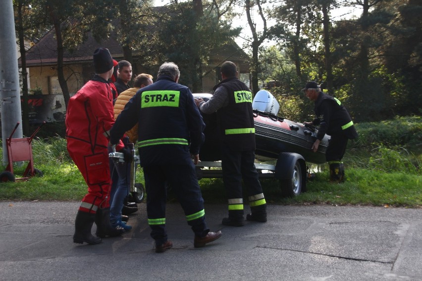 Detektyw Rutkowski z ekipą przeszukują stawy w Żorach