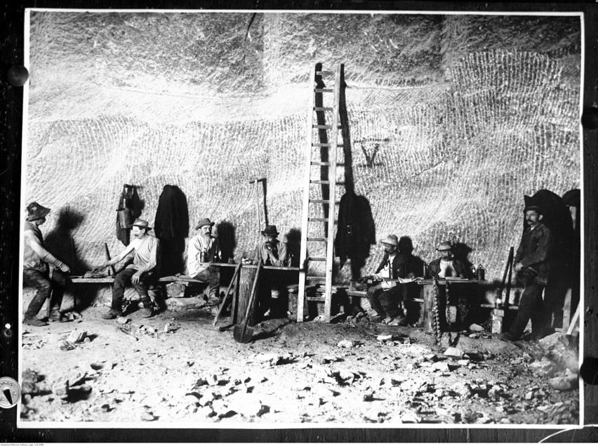 Górnicy podczas posiłku