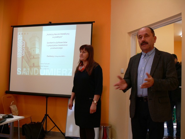 Prezes Anna Frańczak i Piotr Korpysz z Ośrodka Promowania Przedsiębiorczości na  spotkaniu w Inkubatorze w Dwikozach.