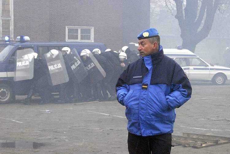 115 policjantów z Jednostki Specjalnej Polskiej Policji...