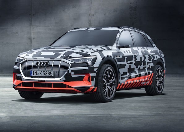 Prototyp Audi e-tronUmiejętny kamuflaż kryje pod swą powierzchnią sportowego, pięciomiejscowego SUV-a segmentu premium z dużą przestrzenią bagażową.Fot. Audi