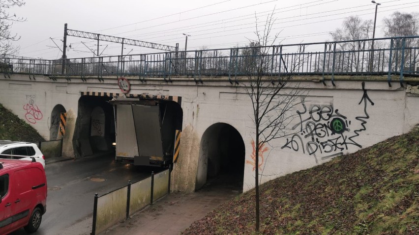 Samochód ciężarowy utknął pod wiaduktem przy ulicy Szczecińskiej w Koszalinie [ZDJĘCIA]