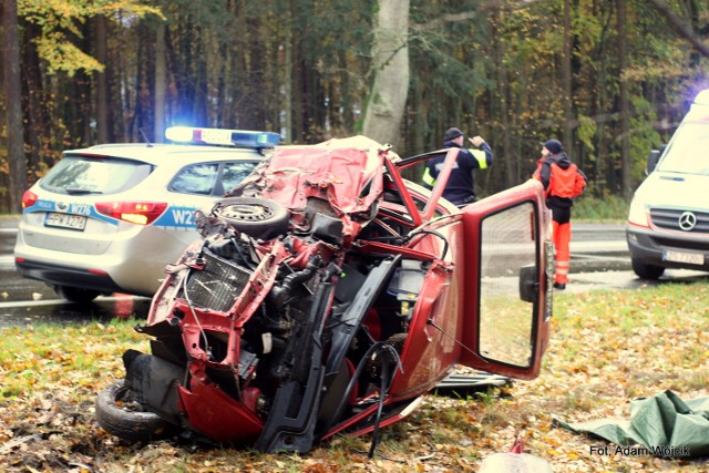 Według wstępnych ustaleń wynika, że kierowca fiata chcąc uniknąć zderzenia z innym pojazdem wypadł z drogi i dachował. Na szczęście nikomu nic się nie stało. Droga w tym miejscu jest przejezdna. Na miejscu jest policja. Zobacz także: Wypadek w Mścicach pod Koszalinem . 14 osób poszkodowanych