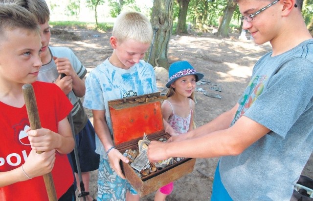 Kuba Rak z odnalezioną kasetą z poniemieckim skarbem.