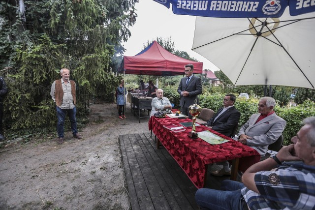 W sobotę, 25 sierpnia, zielonogórscy działkowcy z ROD "Polska Wełna" świetowali 55-lecie powstania ich ogrodu. Imprezę uświetnił prezydent miasta Janusz Kubicki. Po oficjalnej części, z przemówieniami, dyplomami i odznaczeniami, rozpoczął się piknik, którego główną atrakcją były potrawy z grilla.Zobacz wideo:  Rolnik wyhodował gigantyczną dynię. Waży prawie tonęwideo: STORYFUL/x-news