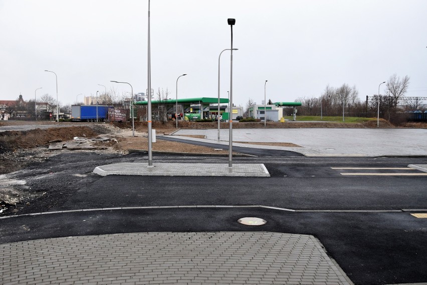 Przy końcu nowej drogi powstały parkingi. To, jak będzie się...