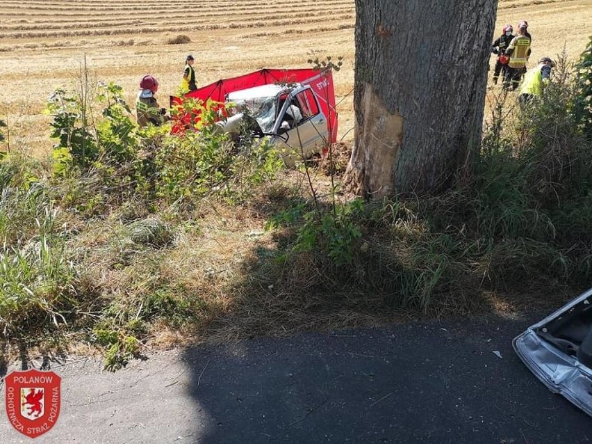 Śmiertelny wypadek w gminie Malechowo 16.08.2020. Samochód uderzył w drzewo. Zginęły 2 młode osoby! [zdjęcia]