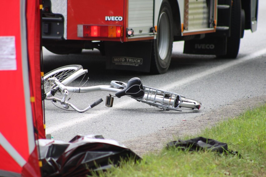 Śmiertelny wypadek w Osjakowie. Na drodze krajowej 74 zginął rowerzysta. 27-letni mężczyzna wjechał wprost pod ciężarówkę ZDJĘCIA