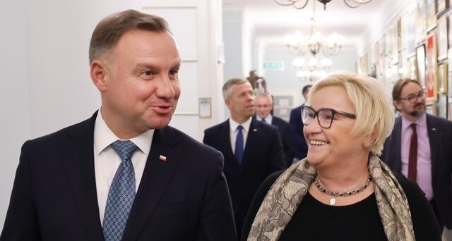 W kampanii prezydenckiej w 2015 roku Andrzej Duda zapowiadał obniżenie wieku emerytalnego. 21 września 2015 roku podpisał projekt ustawy zakładający przywrócenie poprzedniego wieku emerytalnego. Od 1 października 2017 roku Polki i Polacy mogą krócej pracować. Pan prezydent spełnił swoją obietnicę wyborczą - mówi szef Kancelarii Prezydenta RP Grażyna Ignaczak-Bandych.